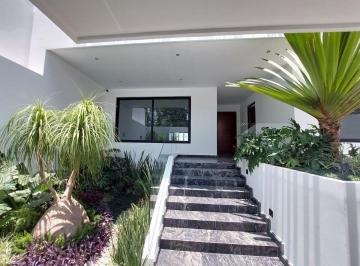 Casa · 432m² · 4 Recámaras · 6 Estacionamientos · Jardines en La Montaña, Residencia en Venta
