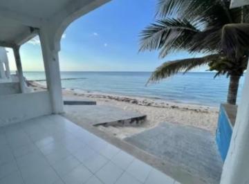 Casa · 133m² · 2 Recámaras · 2 Estacionamientos · Casa en Venta en Chelem Puerto, Frente Al Mar