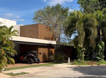 Casa · 545m² · 5 Recámaras · 3 Estacionamientos · Casa en Venta Dentro de La Ciudad en Mérida