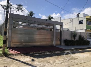 Casa · 220m² · 4 Recámaras · 4 Estacionamientos · Renta de Casa Amueblada con 4 Habitaciones en Calle Campeche, Col. Petrolera, Coatzacoalcos, Ver.