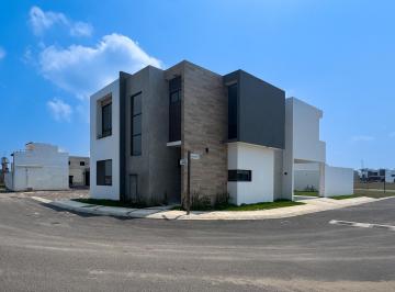 Casa · 185m² · 3 Recámaras · 2 Estacionamientos · Casa en Esquina en Lomas de La Rioja Venta