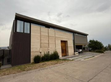 Casa · 1000m² · 4 Recámaras · 6 Estacionamientos · Casa en Residencial El Molino