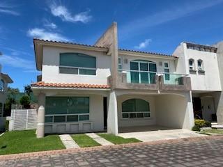 Casa · 340m² · 4 Recámaras · 3 Estacionamientos · Casa en Venta en Metepec Quinta Real