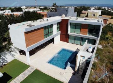 Villa · 490m² · 4 Recámaras · 3 Estacionamientos · Quinta en Venta en Portal de Zuazua, N. L