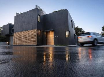 Casa · 142m² · 3 Recámaras · 2 Estacionamientos · Casa en Venta en Zona El Refugio, 3 Recámaras, 3.5 Baños, Roof Garden, Lujo