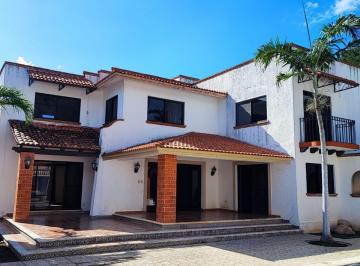 Casa · 490m² · 4 Recámaras · 5 Estacionamientos · Casa en Venta en Montes de Ame