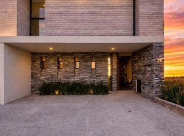 Casa en condominio · 325m² · 4 Recámaras · 3 Estacionamientos · Casa en Venta en Altos Juriquilla, Querétaro