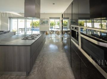 Casa · 292m² · 2 Recámaras · 3 Estacionamientos · Casa en Venta en Isla Dorada