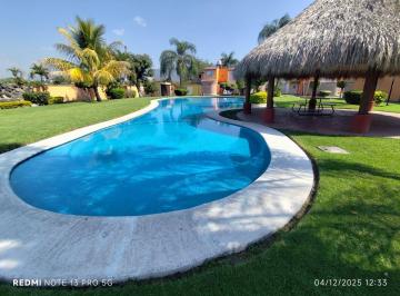 Casa en condominio de 2 habitaciones, Emiliano Zapata · Bonita Casa con Alberca en Fraccionamiento Garzas Emiliano Zapata