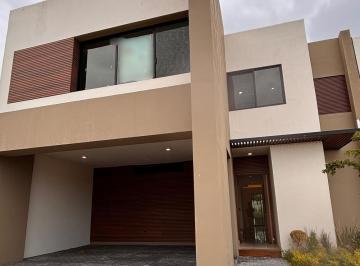 Casa en condominio · 327m² · 4 Recámaras · 2 Estacionamientos · Casa en Venta Cumbres del Lago Juriquilla