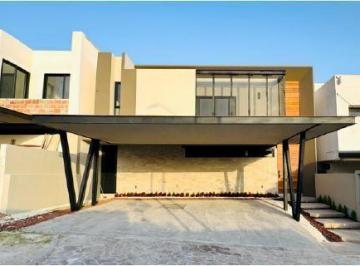 Casa en condominio · 300m² · 3 Recámaras · 3 Estacionamientos · Casa en Venta en Altozano, Excelente Ubicacion y Acabados Premium