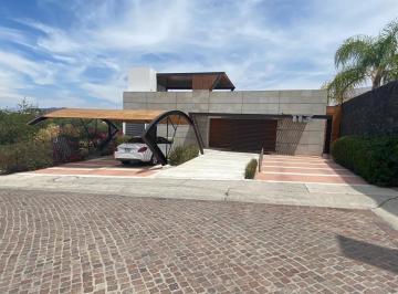 Casa · 408m² · 3 Recámaras · 3 Estacionamientos · Casa en Venta en Cumbres del Lago con Alberca y Amplio Jardin