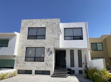 Casa · 510m² · 3 Recámaras · 2 Estacionamientos · Casa en Venta Cumbres del Cimatario con Acabados Premium y Expectacular Vista!