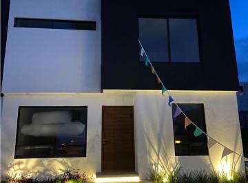 Fachada principal con arquitectura en iluminación · Juriquilla Grand Estrena Casa