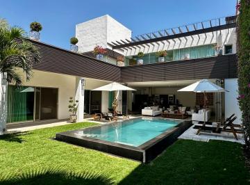 Casa · 260m² · 4 Recámaras · 2 Estacionamientos · Casa en Venta en Privada con Vigilancia. Reforma, Cuernavaca
