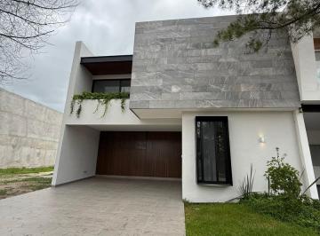 Casa · 375m² · 4 Recámaras · 4 Estacionamientos · Casa en La Campiña del Bosque