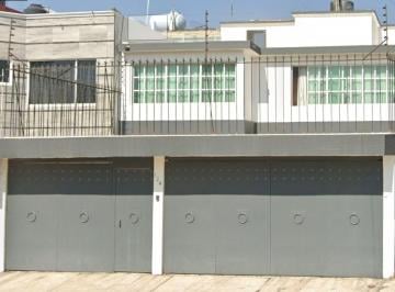 Casa de 5 habitaciones, Coyoacán · Bonita Casa en Una Exelente Ubicacion Cerca de Parques Escuelas Hospitales y Centros Comerciales