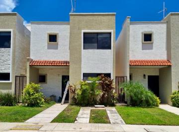 Casa · 140m² · 3 Recámaras · 2 Estacionamientos · Rento Casa Amueblada en Residencial con Alberca