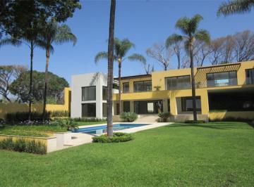 Casa · 1050m² · 5 Recámaras · 16 Estacionamientos · Casa en Venta en Vista Hermosa, Cuernavaca