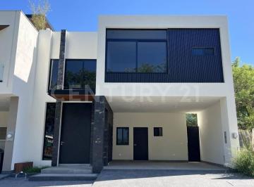 Casa · 260m² · 2 Estacionamientos · Casa en Venta en Las Esmeraldas Residencial