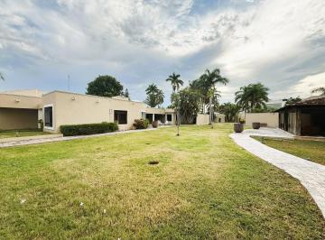 Casa · 835m² · 4 Recámaras · 6 Estacionamientos · Residencia de Oportunidad en Venta en Colonia Itzimná, a Unas Calles del Parque de Colonia México
