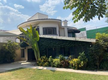 Casa · 660m² · 5 Recámaras · 4 Estacionamientos · Casa en Venta en Privada con Vigilancia. Vista Hermosa, Cuernavaca