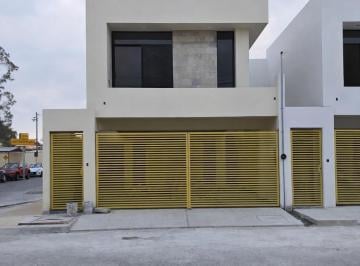 Casa · 240m² · 3 Recámaras · 2 Estacionamientos · Casa en Venta Ubicada en Col. Los Magos, Ciudad Madero.