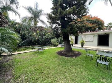 Casa · 356m² · 5 Recámaras · 5 Estacionamientos · Casa en Venta en un Nivel en Delicias, Cuernavaca