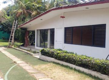 Casa · 340m² · 5 Recámaras · 4 Estacionamientos · Casa en Venta en 1 Nivel, Delicias, Cuernavaca