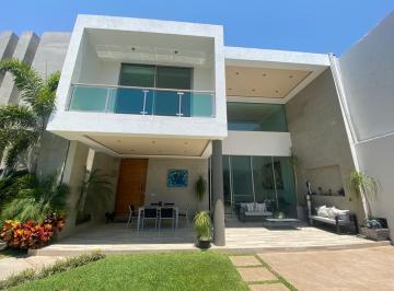 Casa · 500m² · 3 Recámaras · 3 Estacionamientos · Casa en Venta en Col. Volcanes, Cuernavaca