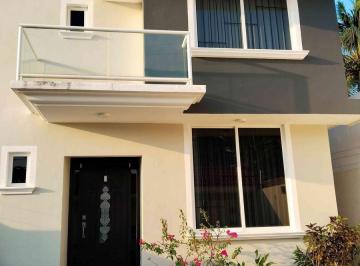 Casa · 180m² · 3 Recámaras · 2 Estacionamientos · Casa en Venta con Amplio Jardin Coatzacoalcos