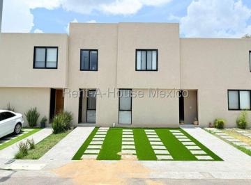 Casa · 180m² · 3 Recámaras · 2 Estacionamientos · Zakia Casa de 3 Recamaras en Venta Rah1627