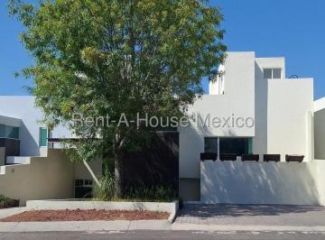Casa · 380m² · 4 Recámaras · 3 Estacionamientos · Misión Conca Casa Dentro de Condominio en Venta Rah1509