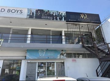 Local comercial · 50m² · 4 Estacionamientos · Local de Renta - (4)