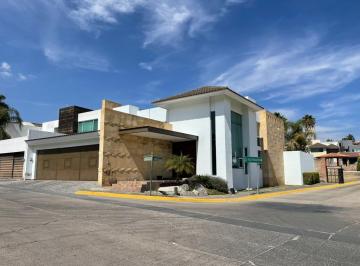 Casa · 520m² · 4 Recámaras · 3 Estacionamientos · Casa en Jardines del Campestre