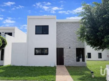 Casa · 147m² · 3 Recámaras · 2 Estacionamientos · Casa Nueva en Venta con Sala a Doble Altura Facc Las Américas Mérida Yucatán