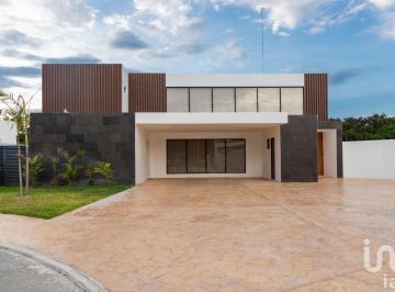 Casa · 430m² · 4 Recámaras · 10 Estacionamientos · Casa en Venta Amueblada Jardines de La Rejoyada
