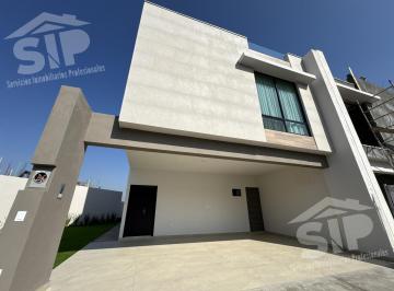 Casa · 272m² · 3 Recámaras · 3 Estacionamientos · Casa en Venta de Doble Altura Arriba de Av Leones