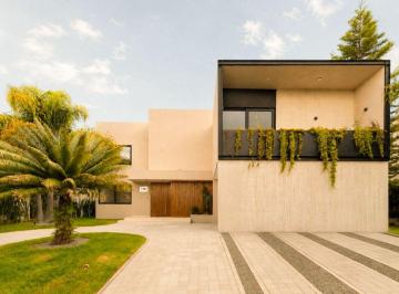 Casa · 429m² · 3 Recámaras · 4 Estacionamientos - REMAX ADN. · Casa Venta El Campanario Queretaro
