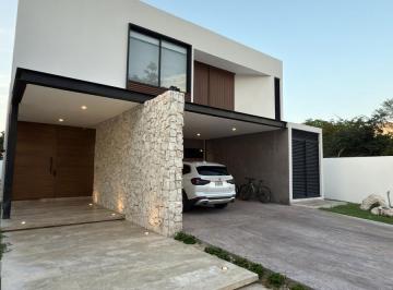 Casa · 662m² · 5 Recámaras · 4 Estacionamientos · Casa de 4 Recámaras en Privada, Zona Country