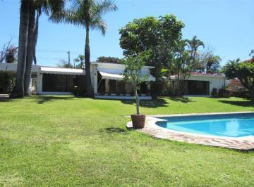 Casa · 900m² · 3 Recámaras · 6 Estacionamientos · Casa - Venta, un Nivel, Vigilancia, Fraccionamiento Las Quintas, Cuernavaca