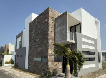 Casa · 232m² · 3 Recámaras · 3 Estacionamientos · Casa en Venta en Lomas de La Rioja
