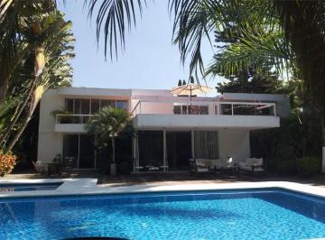Casa · 578m² · 5 Recámaras · 7 Estacionamientos · Casa en Venta en Fracc. Rancho Tetela, Cuernavaca