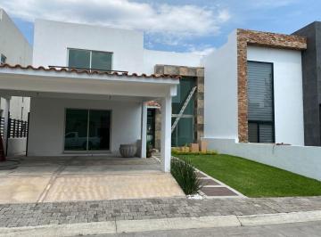 Casa · 248m² · 3 Recámaras · 4 Estacionamientos · Casa en Venta en Fracc. con Vigilancia. Parres, Jiutepec