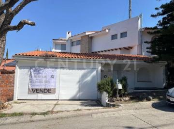 Casa · 674m² · 4 Recámaras · 5 Estacionamientos · Casa en Venta, Col. Ciudad Bugambilias, Zapopan, Jal.
