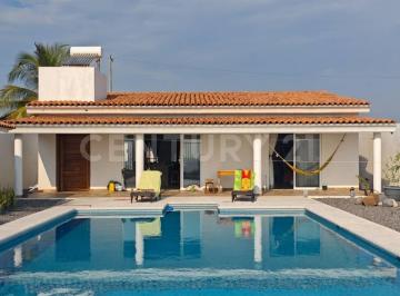 Casa · 212m² · 2 Estacionamientos · Casa en Venta en Playa de Cuyutlan, Colima