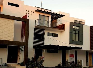Casa · 128m² · 3 Recámaras · 4 Estacionamientos · Vendo Oportunidad Dé Casa en Arbolada Residencial con Alberca Privada Dé 3 Rec