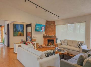 Casa · 400m² · 4 Recámaras · 4 Estacionamientos · Casa Estilo Contemporenea en Club de Golf Avandaro Valle de Bravo.