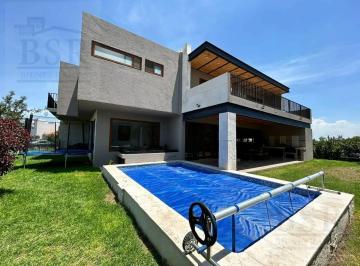 Casa · 673m² · 4 Recámaras · 6 Estacionamientos · Espectacular Casa en El Campanario Qro