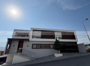 Casa · 400m² · 3 Recámaras · 4 Estacionamientos · Casa en Venta en Castaños del Vergel